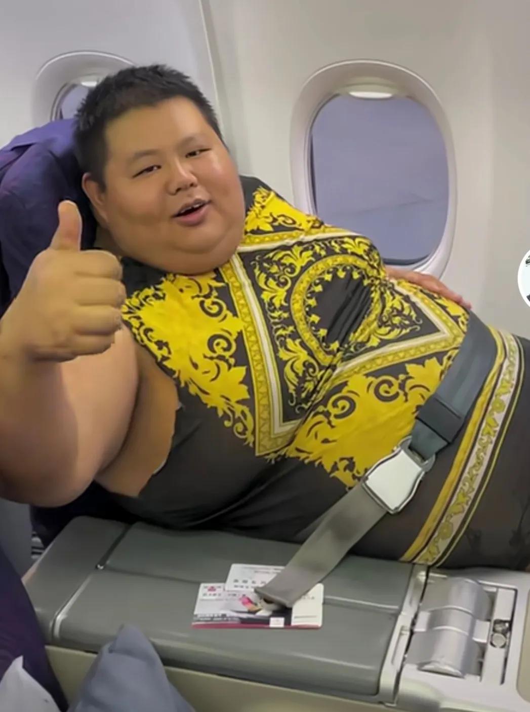 良子大胃袋坐飞机，头等舱座位都差点没有塞下他，空姐给按了按勉强坐下去。再看那安全