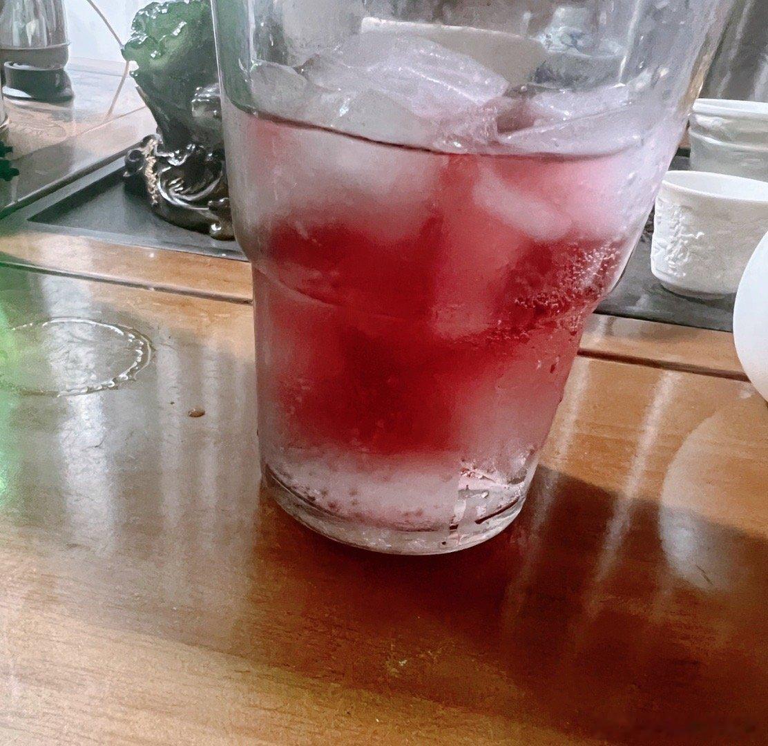 好大的雷雨天，雷声不断吓死了，喝杯自制的冷饮，压压惊福州人要注意热雷雨搞突袭