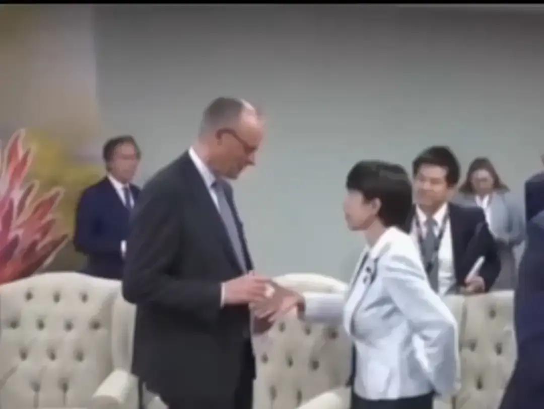 一张握手照，可以看出日本和德国的心态差异！从行为学角度讲，高市早苗手臂大幅伸出，