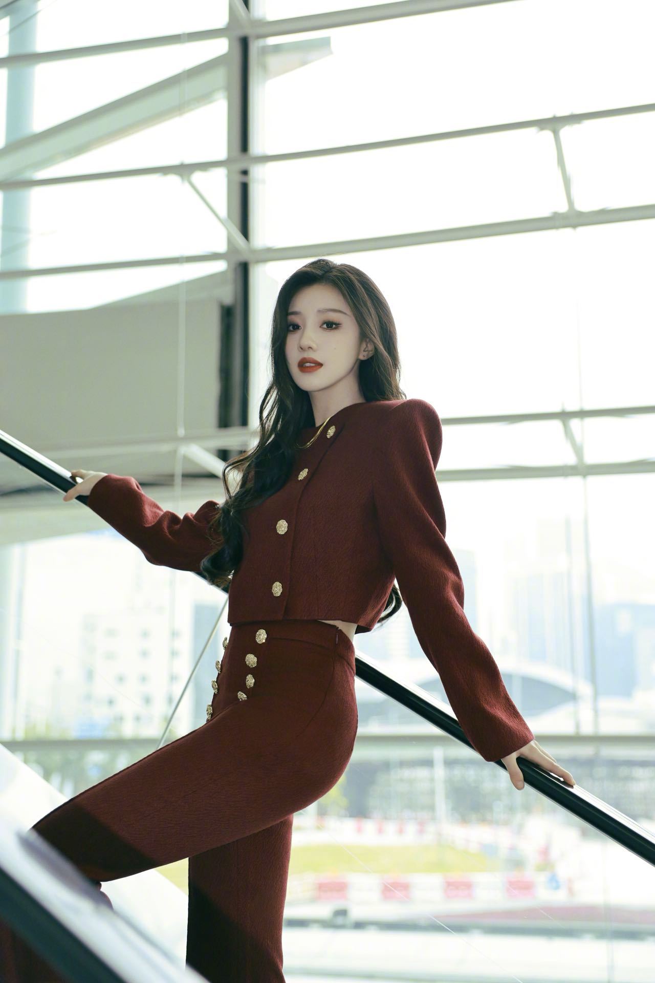 王鹤润亮相香港国际影视展近日，现身香港国际影视展 四川馆，和《入局》剧组主创一起