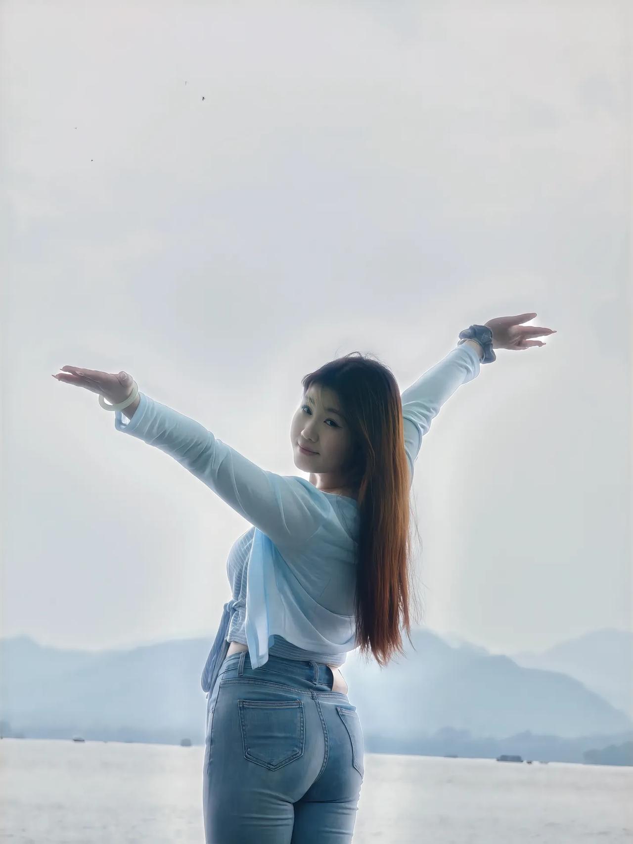 水天一色间，少女展笑颜。自由飞翔，拥抱自然，感受生活的美好！🌿💙🌊优雅自信