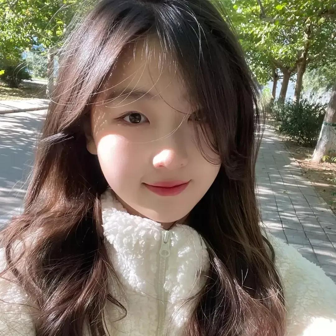 阳光下的少女，微笑着，暖意融融。少女感笑容 少女感微笑女孩 美少女的微笑 阳光白