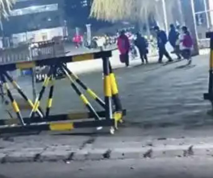 你要是孩子考大学，你让他们6点40到学校，估计还有点晚了，可小学生你让6点40到