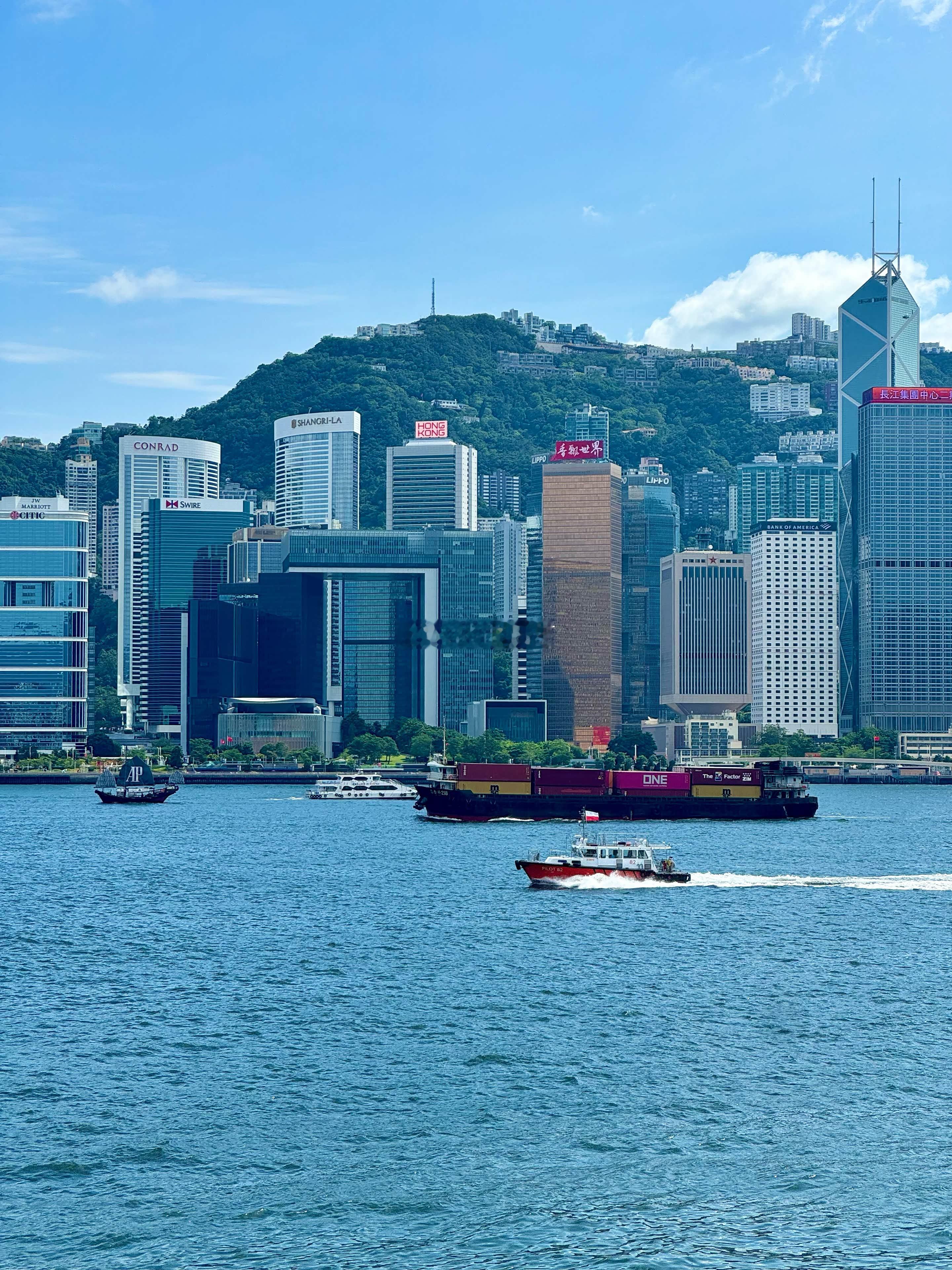 在对的方向上，坚持长期主义，蔑视一切暂时性的困难，人生没有过不去的坎和不可战胜的