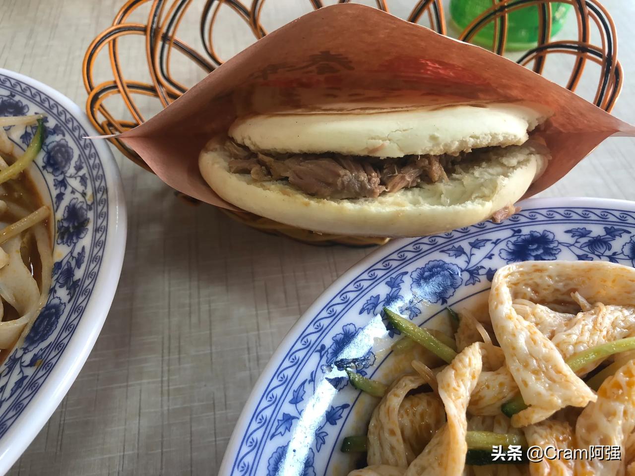 午餐凉皮肉夹馍，下午去带客户