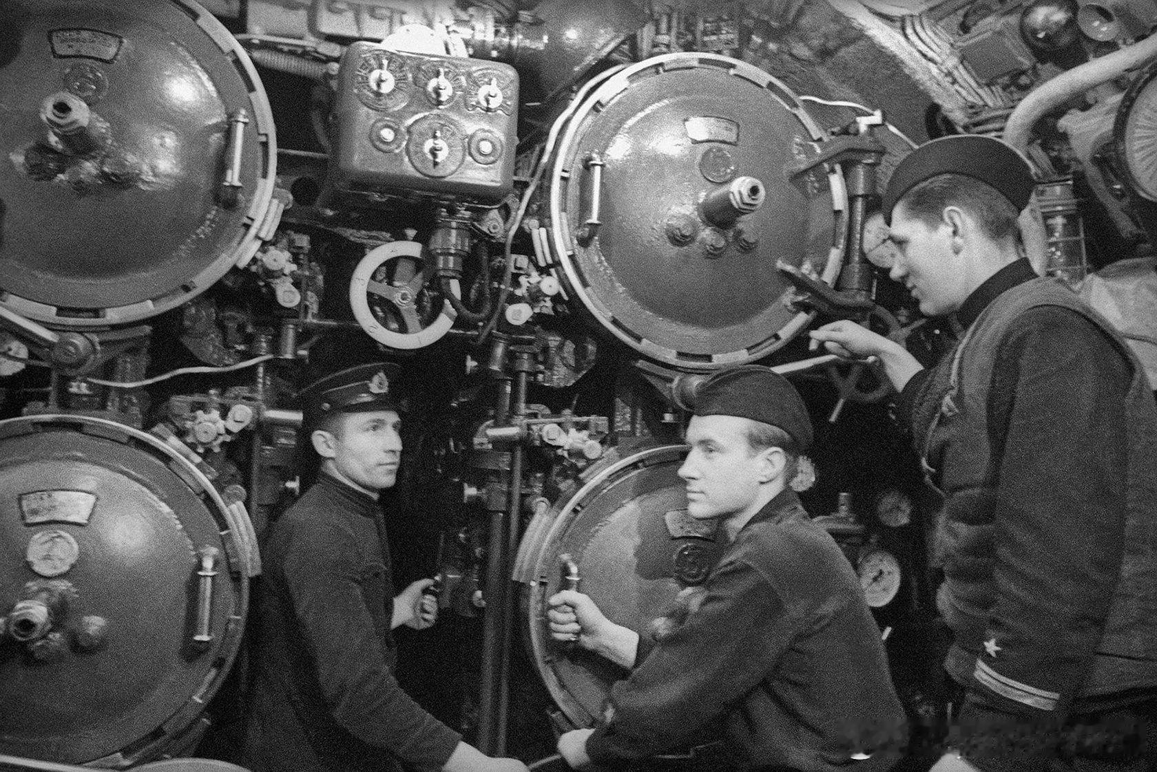 1942年11月工作中的苏军К-1潜艇鱼雷手，左起鱼雷组士官长Николай А