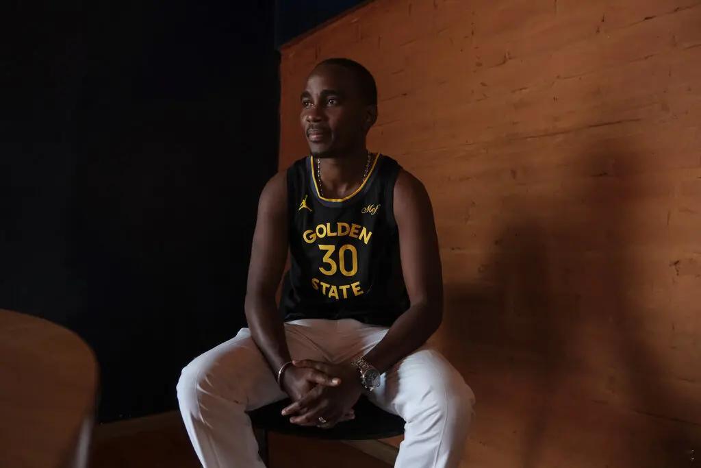 【体育迷、医生、音乐家：非洲人哀叹美国旅行禁令】[对半个北美大陆实施的限制被指责