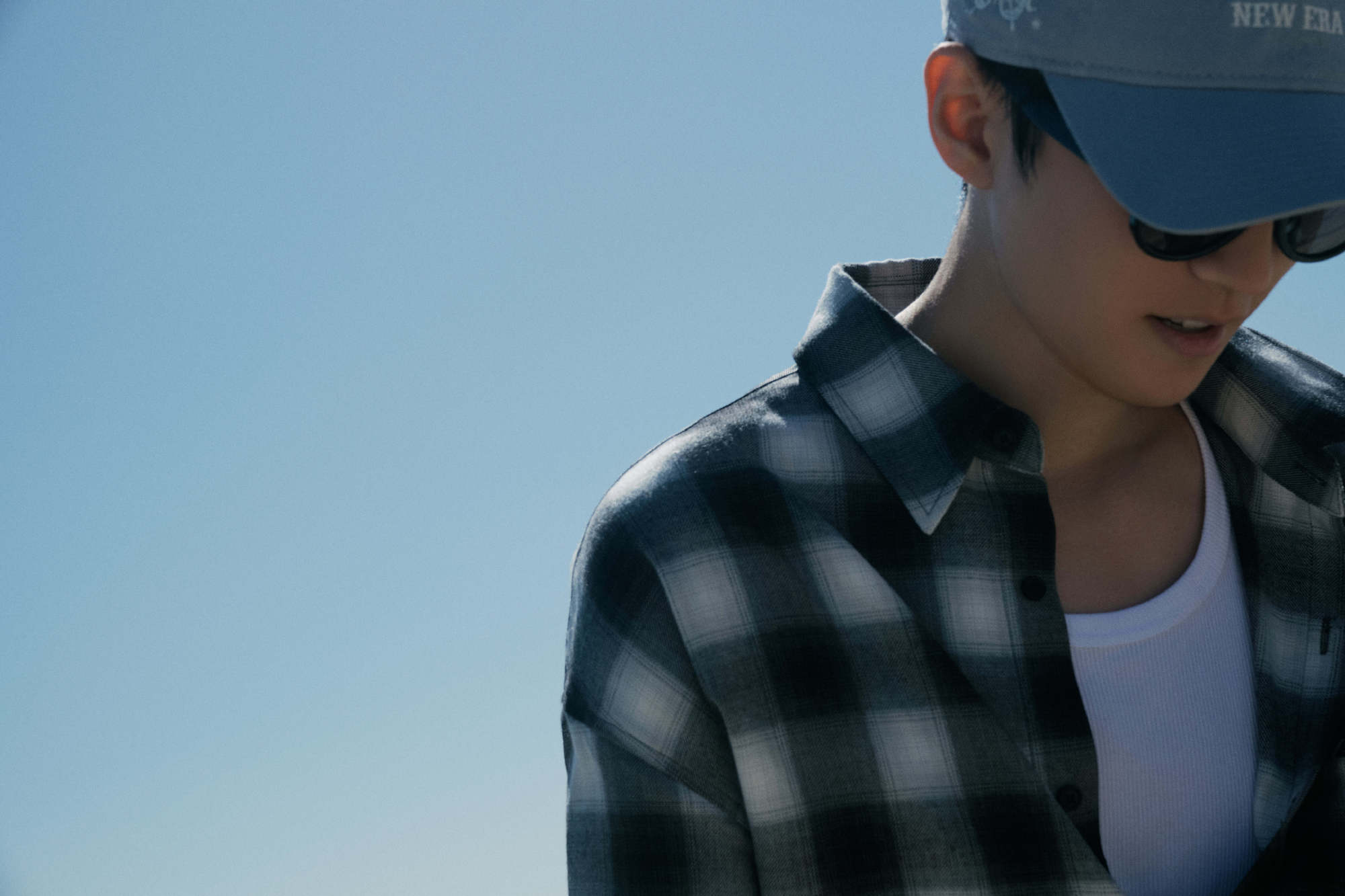 王俊凯海边花絮海边花絮来喽在海边的小凯好快乐呀，格子衬衫和海边适配度满分少年感快