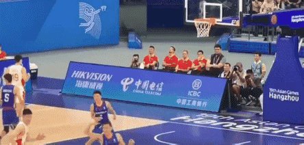 看看姚明的肢体语言，这是多么的恨铁不成钢啊！
就这么没信心吗？这么大的空位都不投