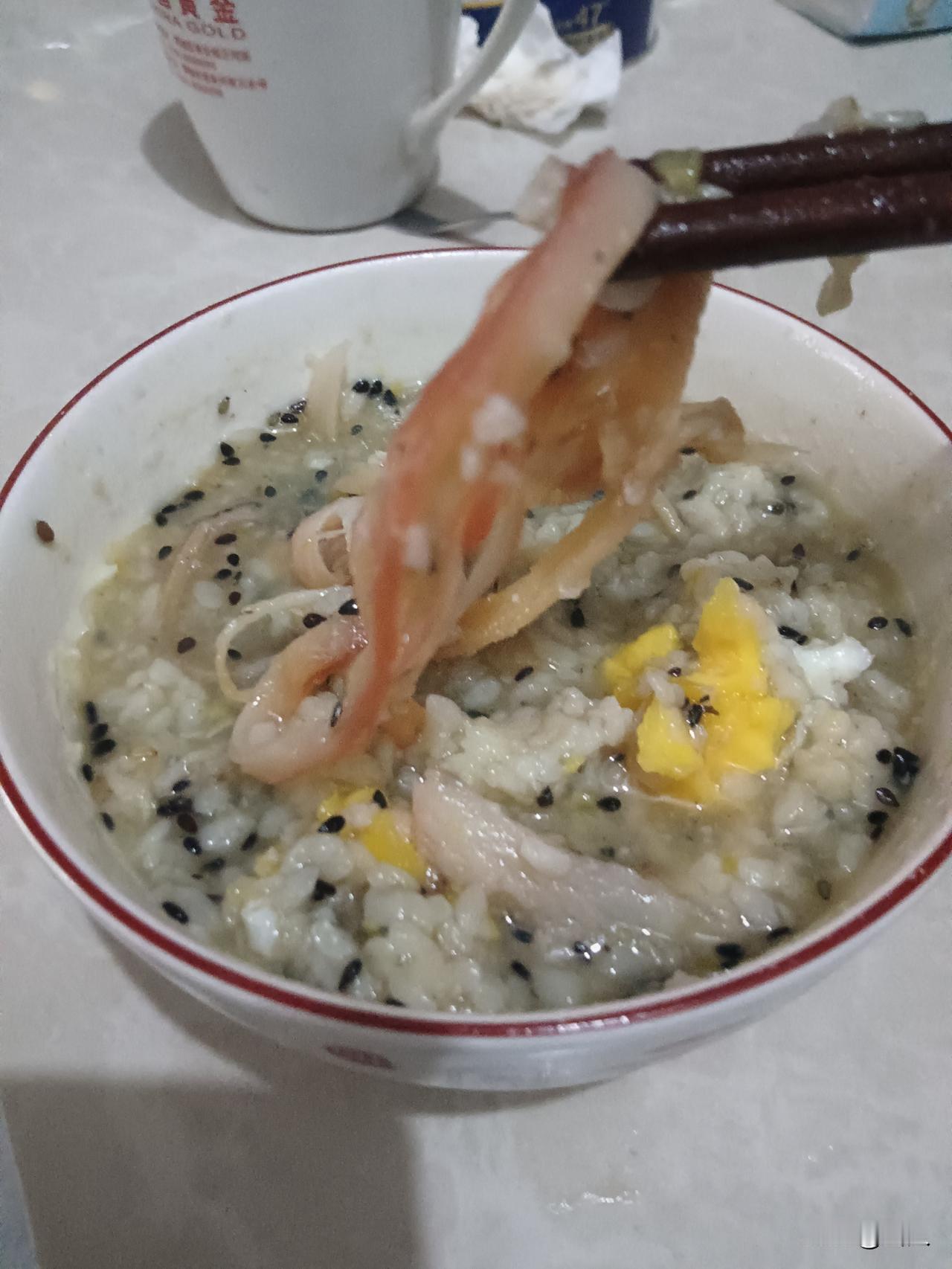 鱿鱼丝鸡蛋芝麻蒸甜酒是我最拿手的甜品分享，冬日吃一碗暖身又暖心。做法简单还不费时