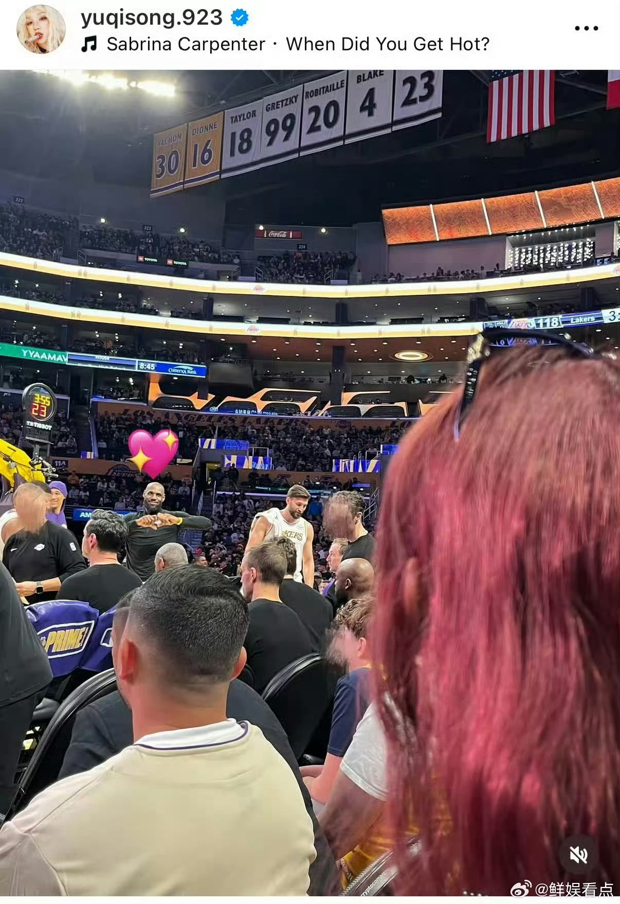 詹姆斯对宋雨琦比心雨琦又去看了詹姆斯的比赛，詹姆斯还对雨琦比心！宋雨琦看詹姆斯比