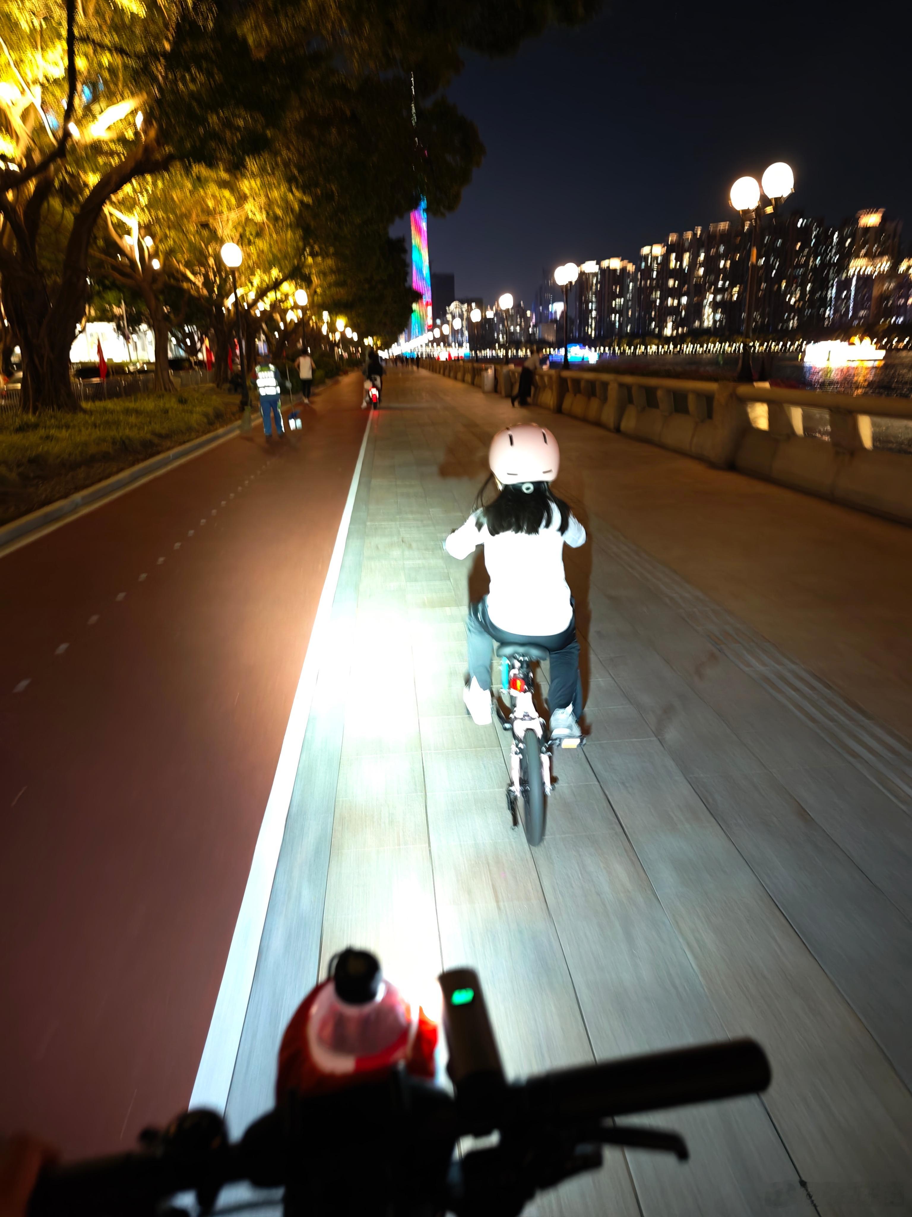 第一次和小公主一起骑车萤火虫的尾厢能轻松放下2台折叠自行车，前备厢还能再放一台，