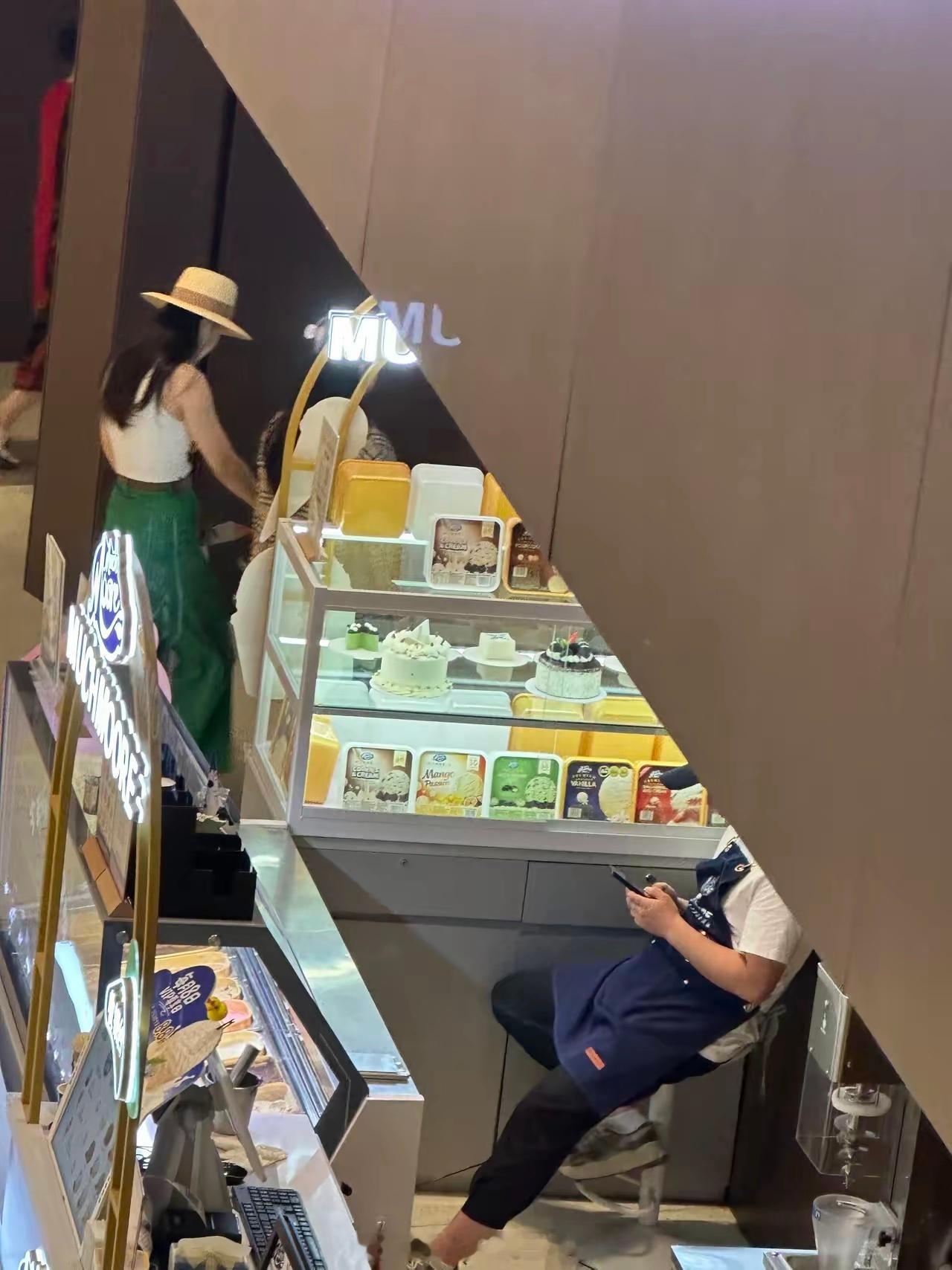 吴倩女儿长这么大了吴倩女儿近照一晃小朋友都长到妈妈腰以上了，长发配蝴蝶结软萌十足