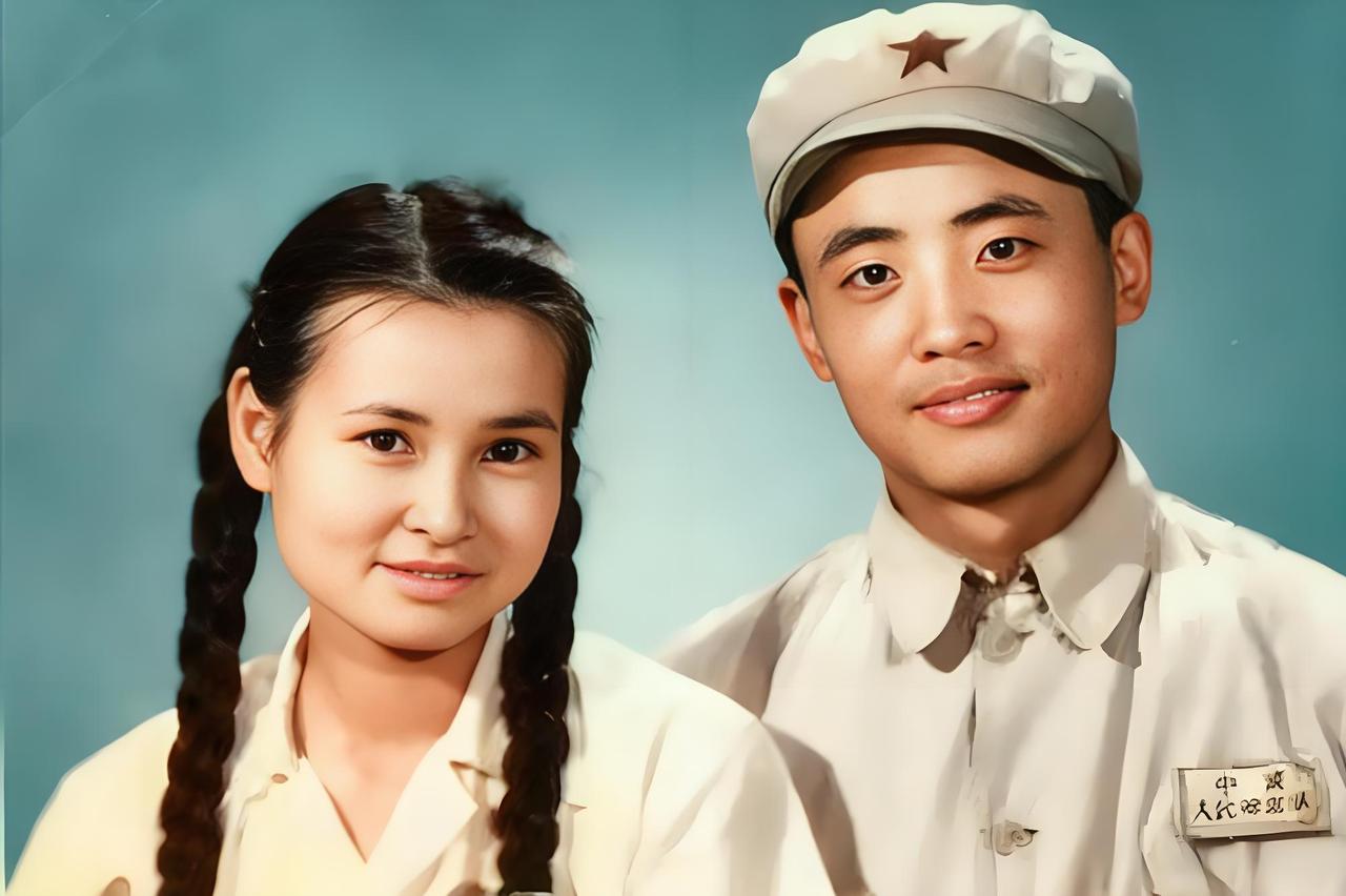 这张50年代的合影中，人物是林徽因与梁思成的女儿梁再冰及其丈夫——于航。画面里，