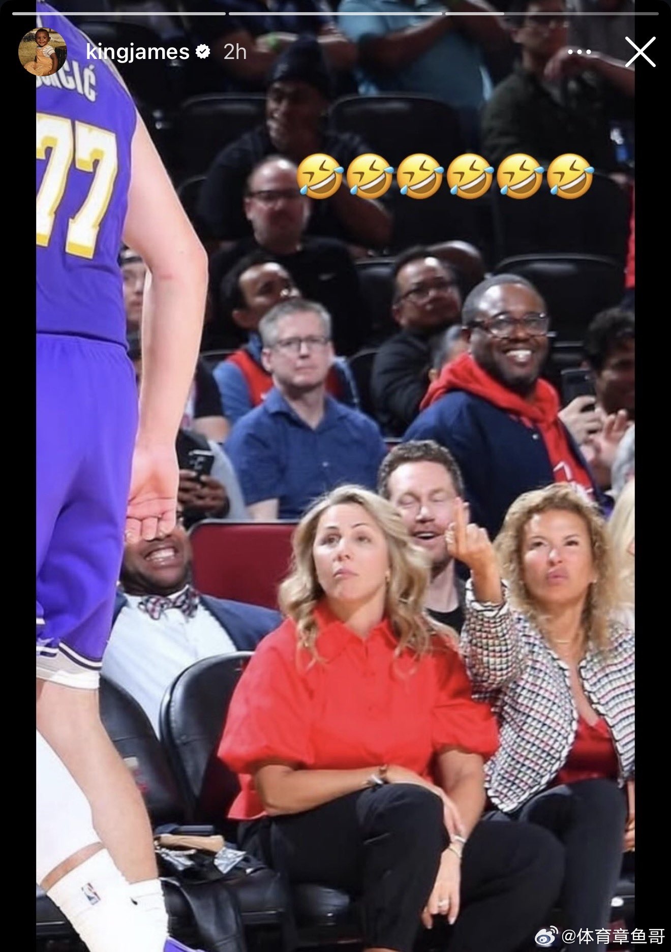 詹姆斯 詹姆斯在Instagram上发布了一张火箭球迷对东契奇竖中指的照片东契奇
