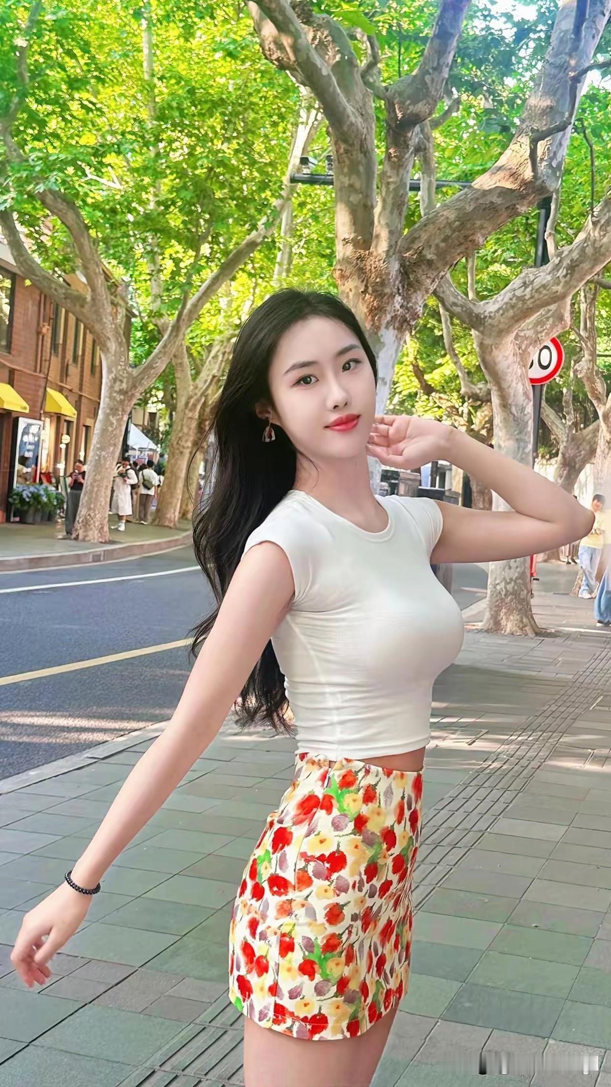 夏日穿搭指南：清新白色上衣+印花短裙，元气满满！🌞👗👗