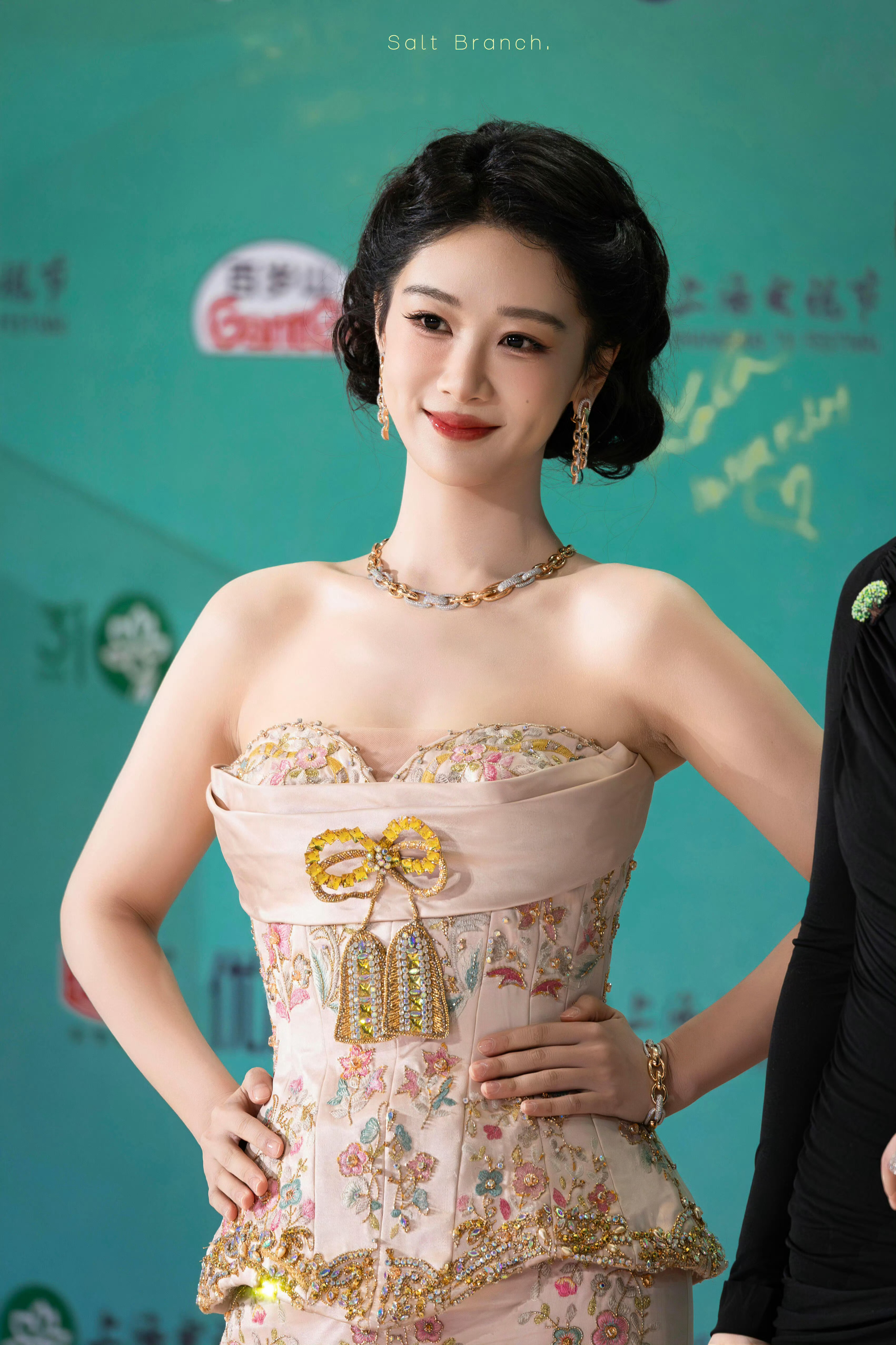 你背着画板我背着你，去一个只有你和我的地方，你画风景我画你。 