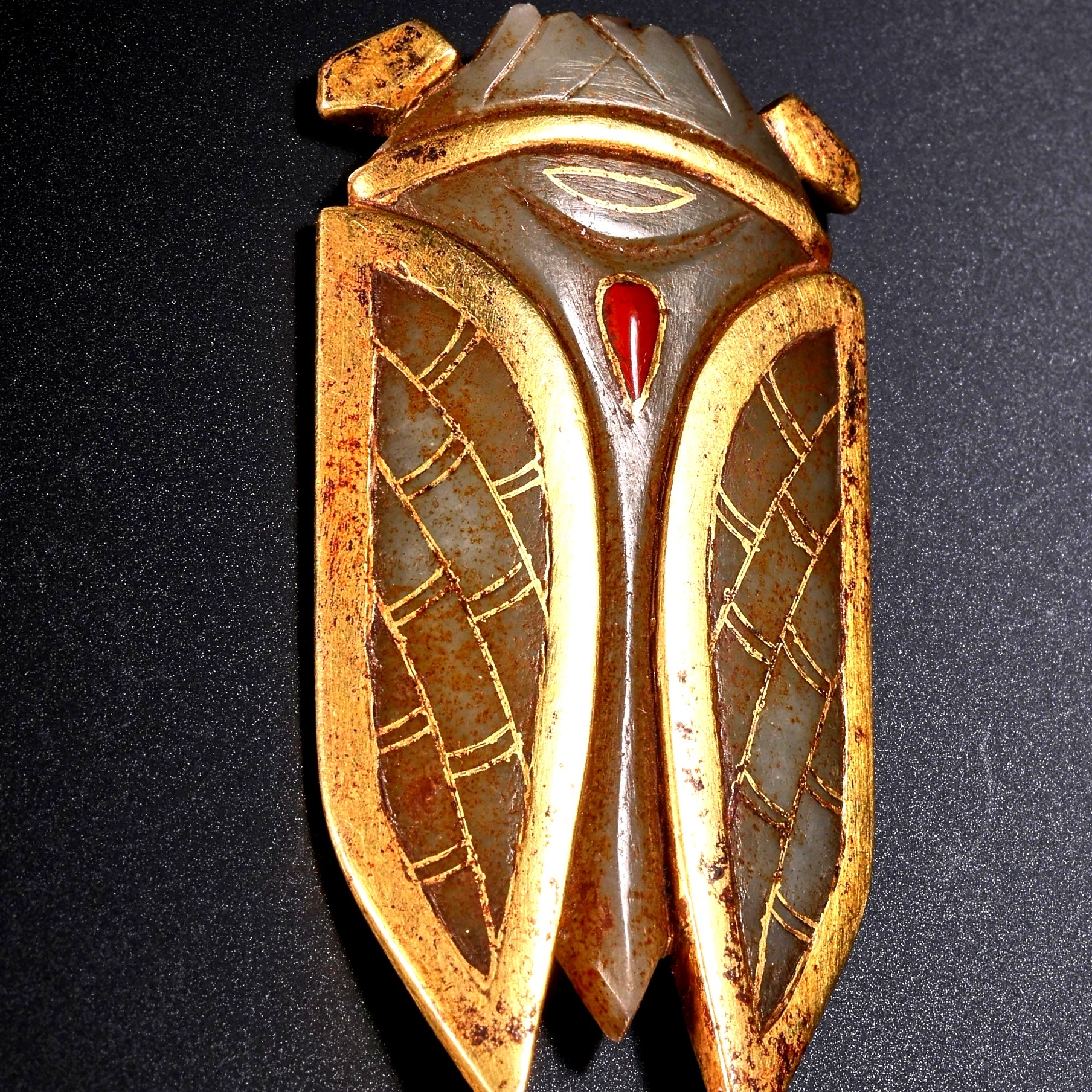 古玉杂谈 玉蝉金翅，背间嵌宝，是一件少见的汉代八刀蝉。两膀估计非汉人所为，是后人