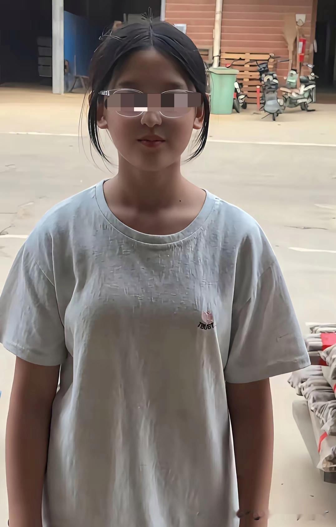 现在的女孩子成熟的很早，这个小女孩看着大概只有十四五岁的样子吧
可是呢看着却很成