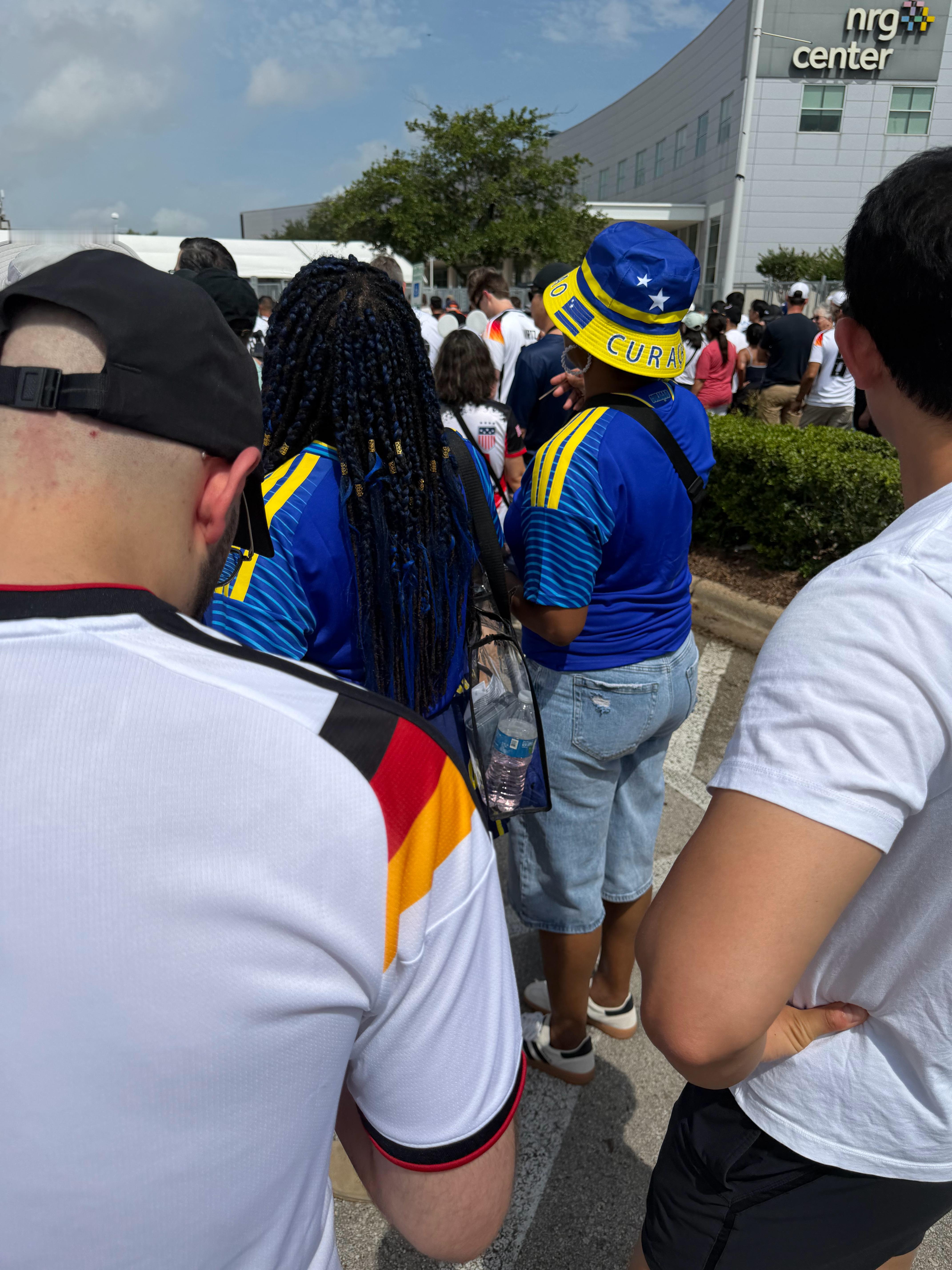 活久见的库拉索球迷，国家人数可能还没天通苑小区人多 美国·NRG Stadium