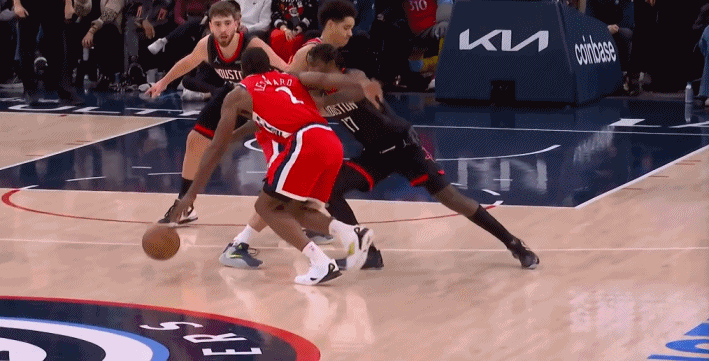 无情！今天阿杜再次体会到了被战神卡支配的恐惧！
在今天NBA常规赛快船对阵火箭的