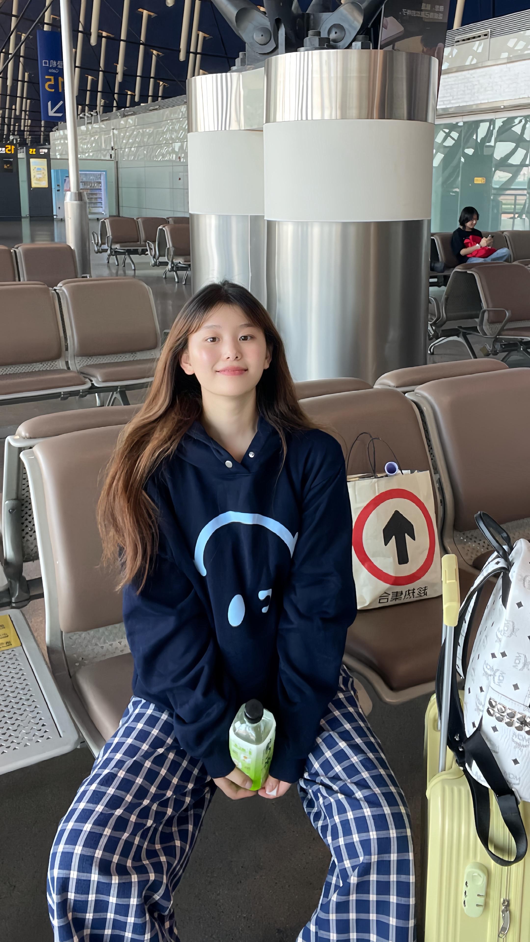 飞过了一万公里数着自己和你的距离。