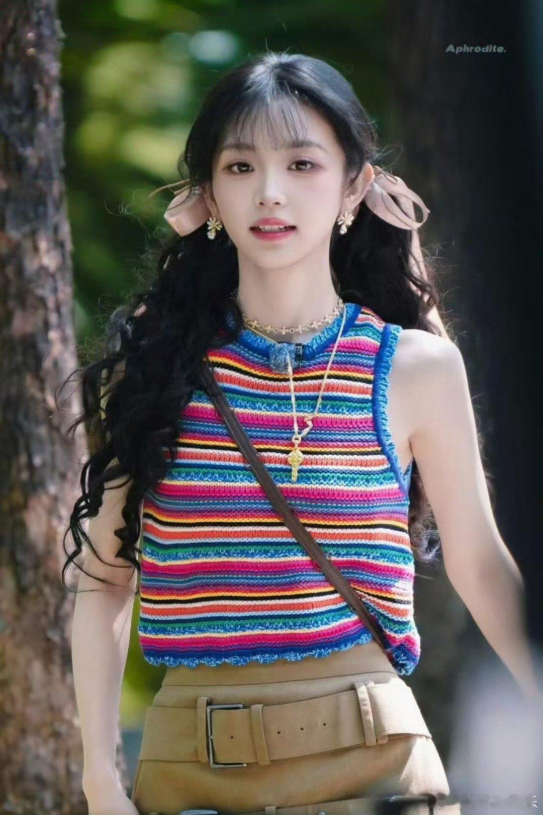 田曦薇到底要找啥紧盯搜寻的田曦薇，一番仔细查找，成功发现隐藏色。 