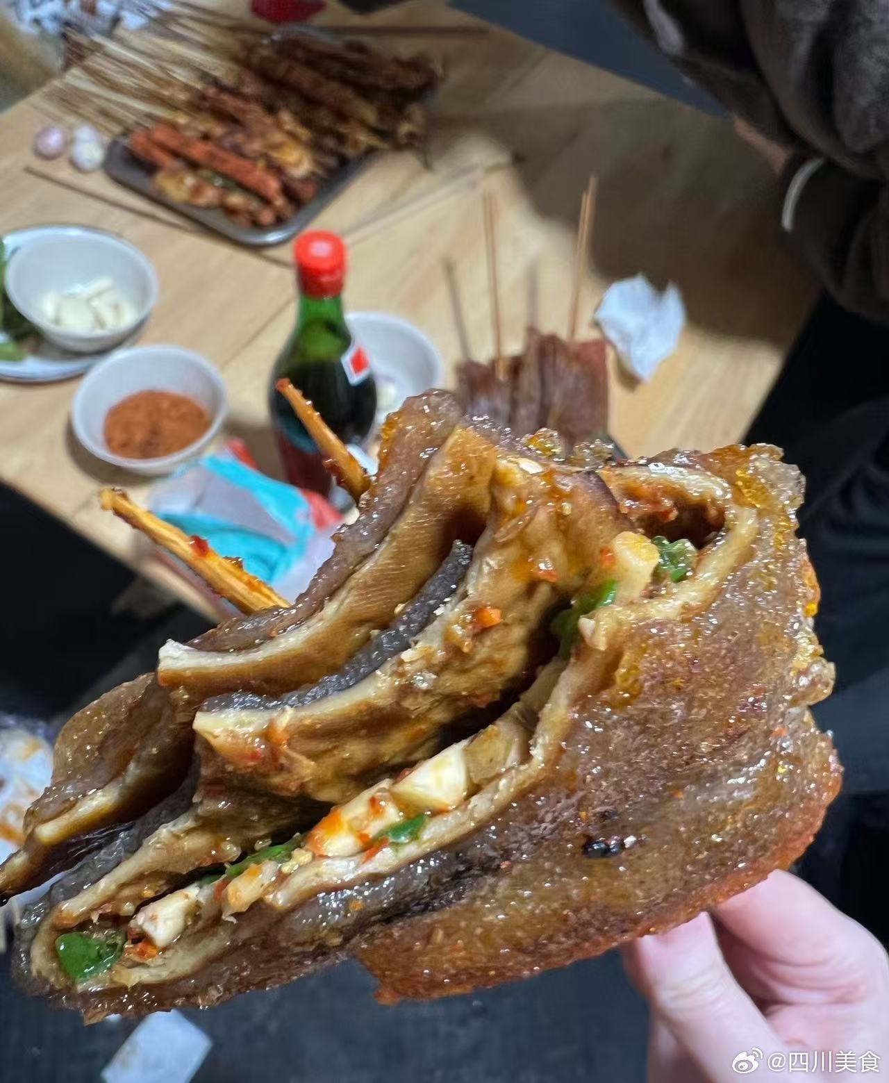 太会吃了，烤苕皮夹豆干，糯中带一点嚼劲，配着折耳根和酸萝卜，香迷糊了。川川逛吃日