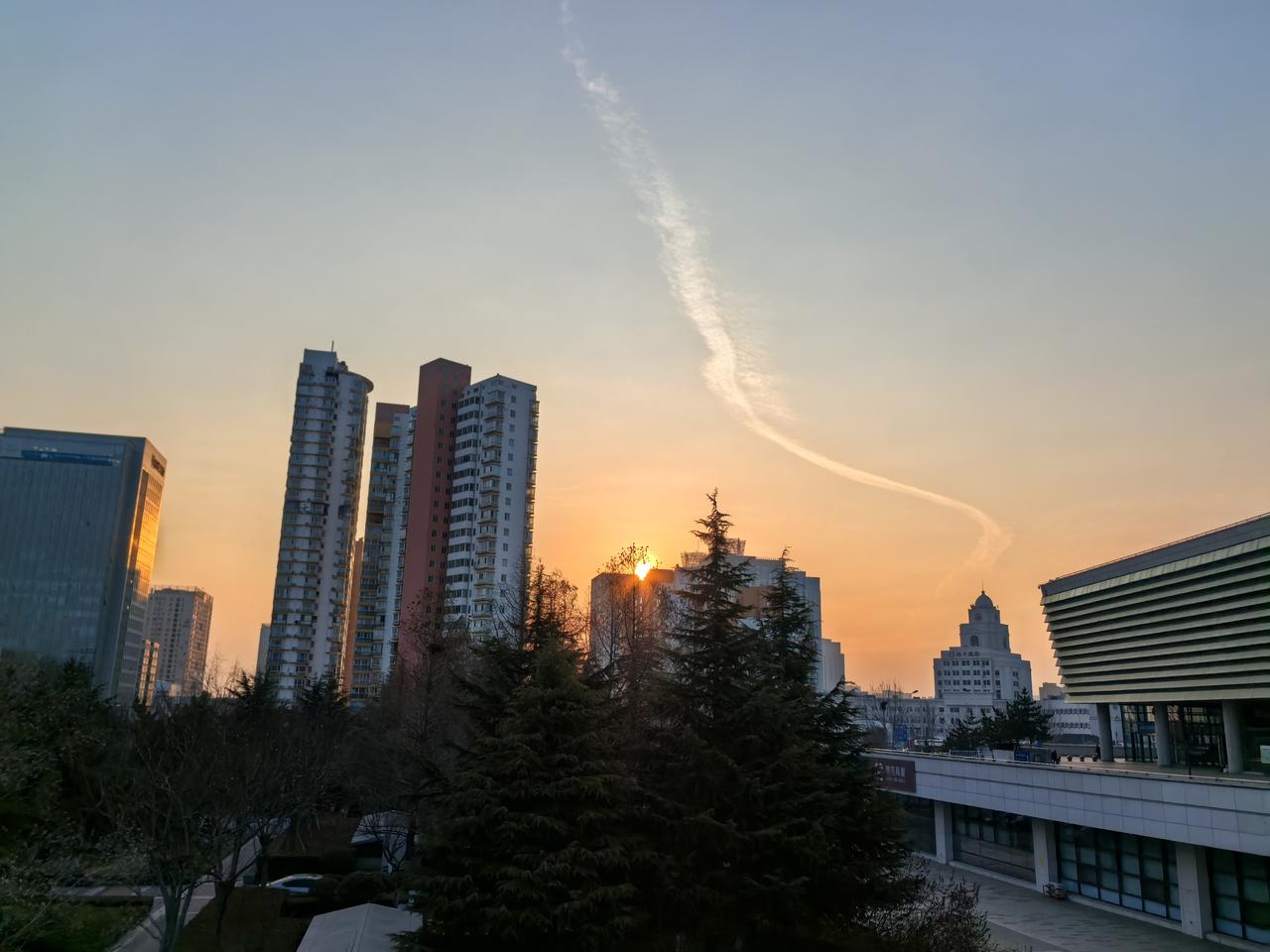 天光乍破，熔金泼海。将这几分钟的绚烂钉在照片背面，为了在往后漫长的白日里，对抗一