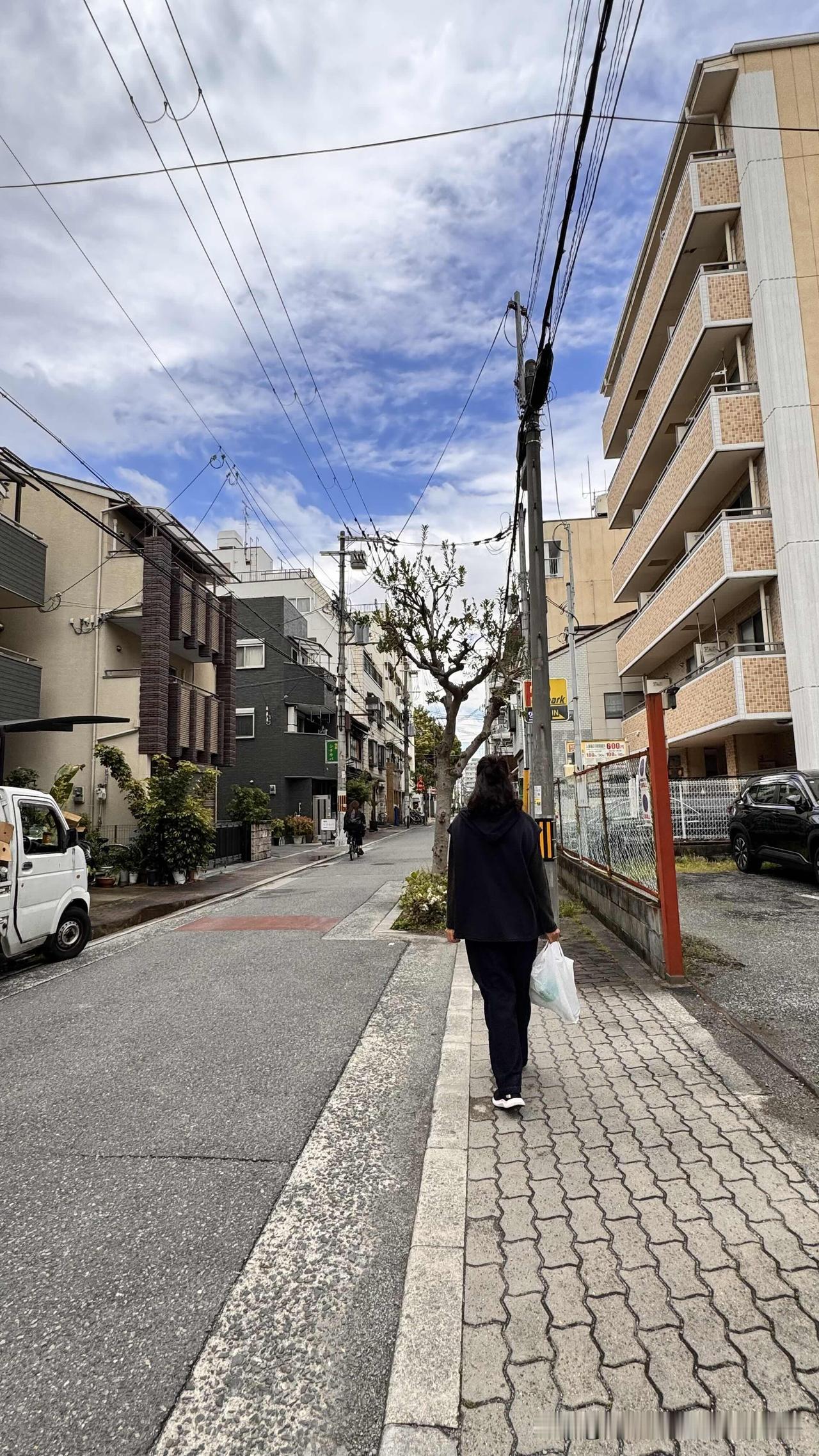 介绍一下这次在大阪租的民宿。这是一栋新建的十层楼房，位于生野区新今里，距离今里车