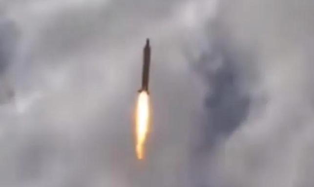 伊朗这波反制绝了！一枚远程导弹精准击中千里之外的美军驱逐舰，连带着旁边加油的美国