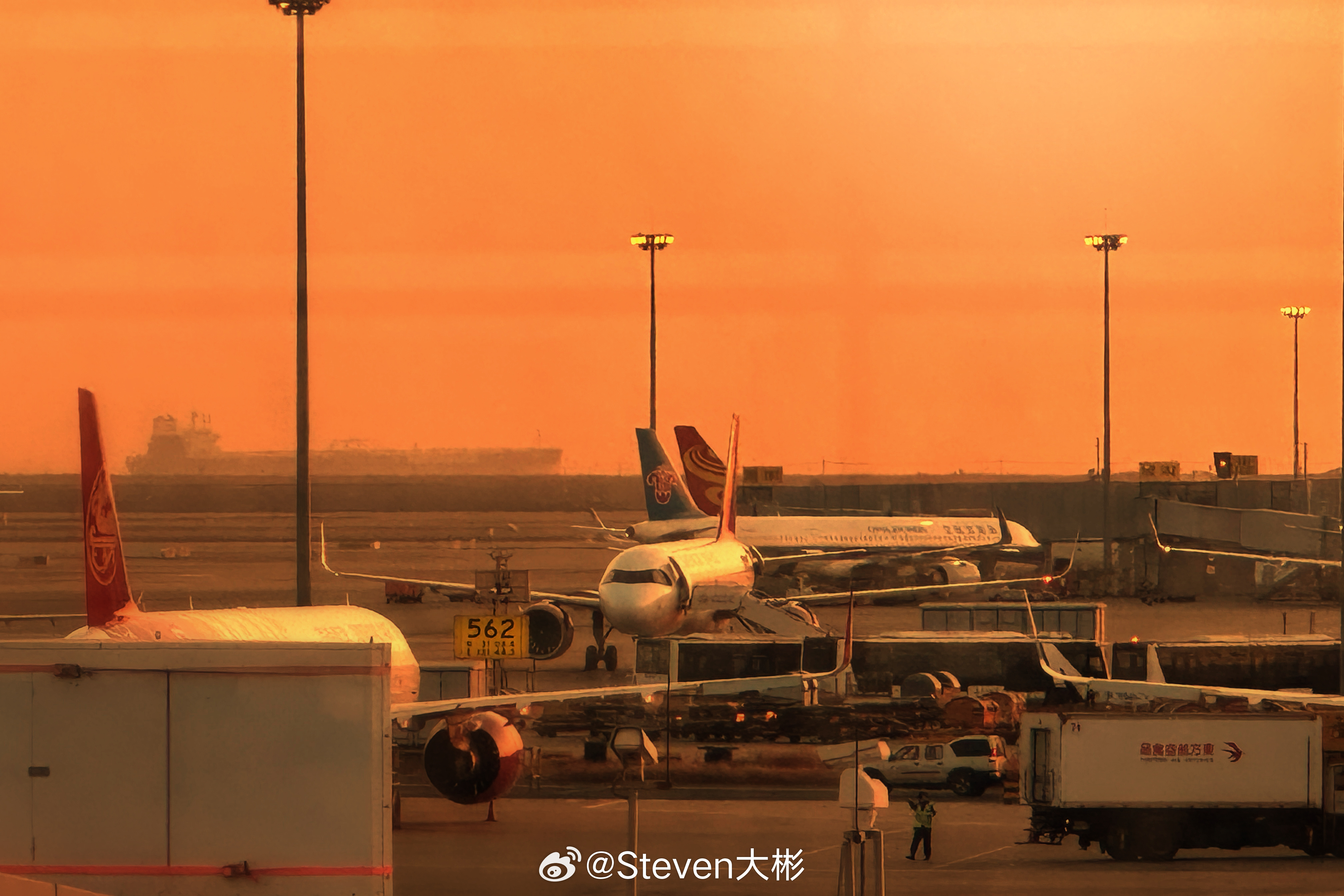 拍到了货轮与机场的同框，只是水果拉胯我与汽车的日常 上海·上海浦东国际机场1号航