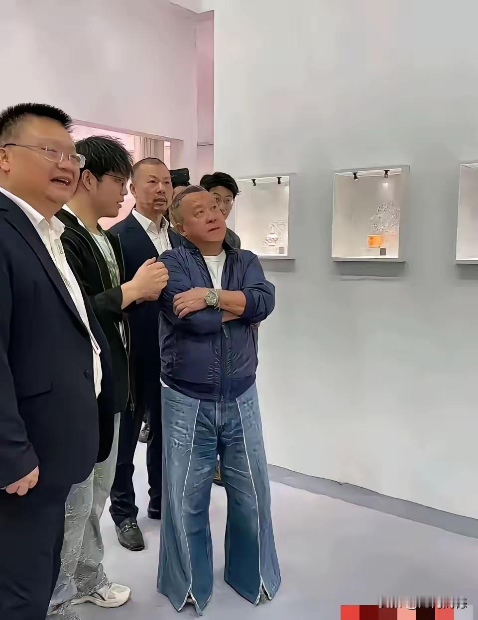 曾志伟穿的这条裤子很时髦，感觉这应该是一种复古的款式，和以前的喇叭裤非常像，裤腿