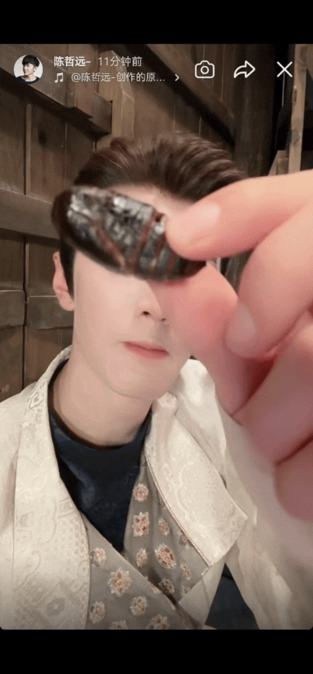 啊啊啊 这个陈哲远黏黏糊糊的 吃啥都要和圆包分享（啊啊啊 好吃吗 我不敢吃啊） 
