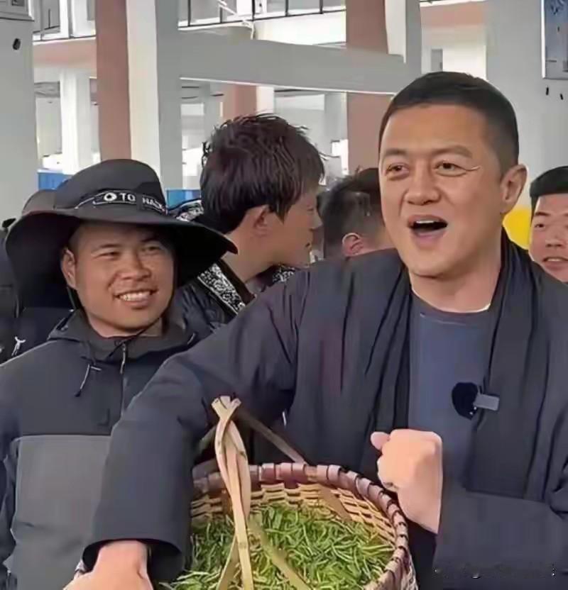 当晚，直播界一颗“非典型”巨星再度闪耀。李亚鹏直播间从18:50准时开播，一路鏖