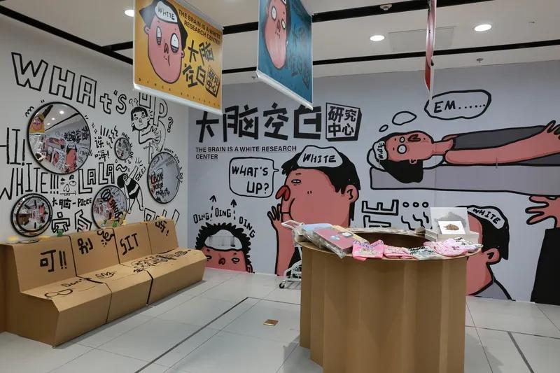 这样的极端行为，说得“优雅”些美其名曰“教育方式”，但直白来看就是在侮辱劳动者的