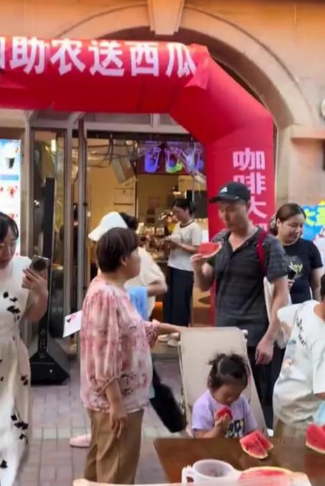 2026河南最治愈一幕！95后姑娘听完瓜农父女对话瞬间破防：这才是人间大爱
 （