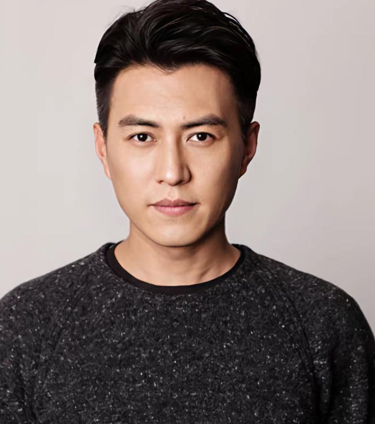 在这个物欲横流的娱乐圈，靳东对李佳的感情，简直稳得让人心惊肉跳。很多人都觉得靳东