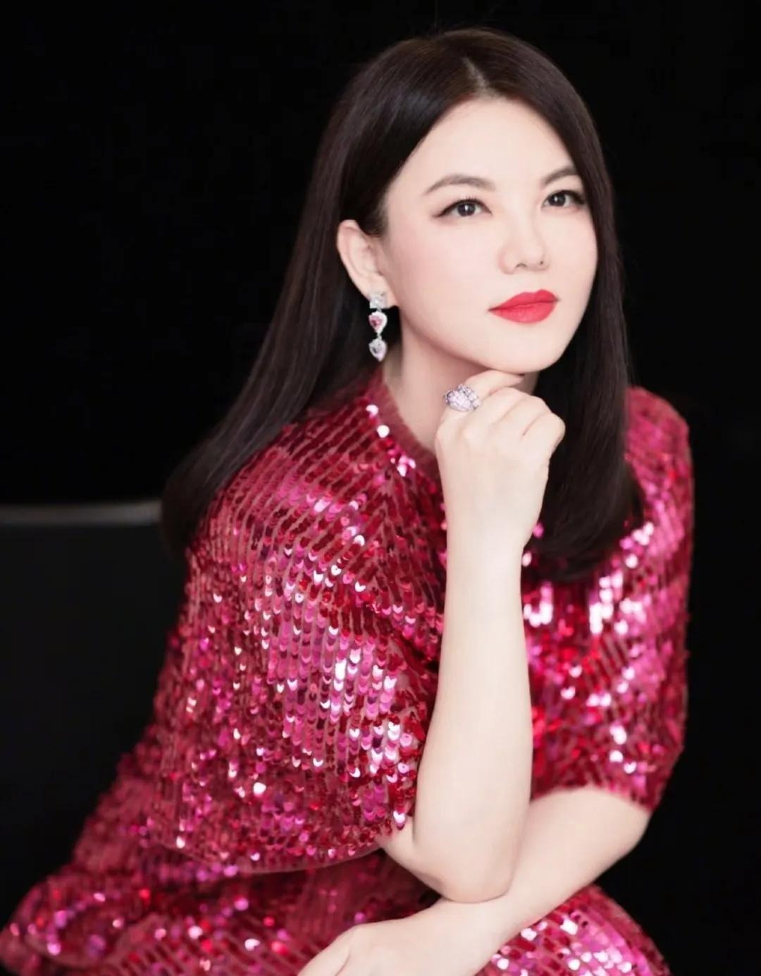 这下李湘算是彻底“消停”了，看着她多个平台显示“禁止关注”，竟然一点都不觉得意外