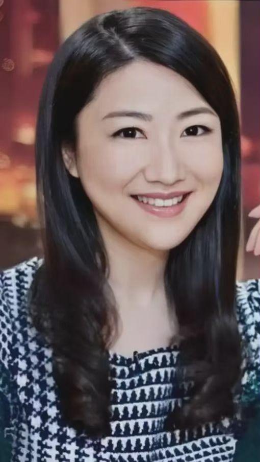 杨蕾，东方卫视主持人，毕业于北京广播学院，复旦大学新闻硕士，国家二级心理咨询师。