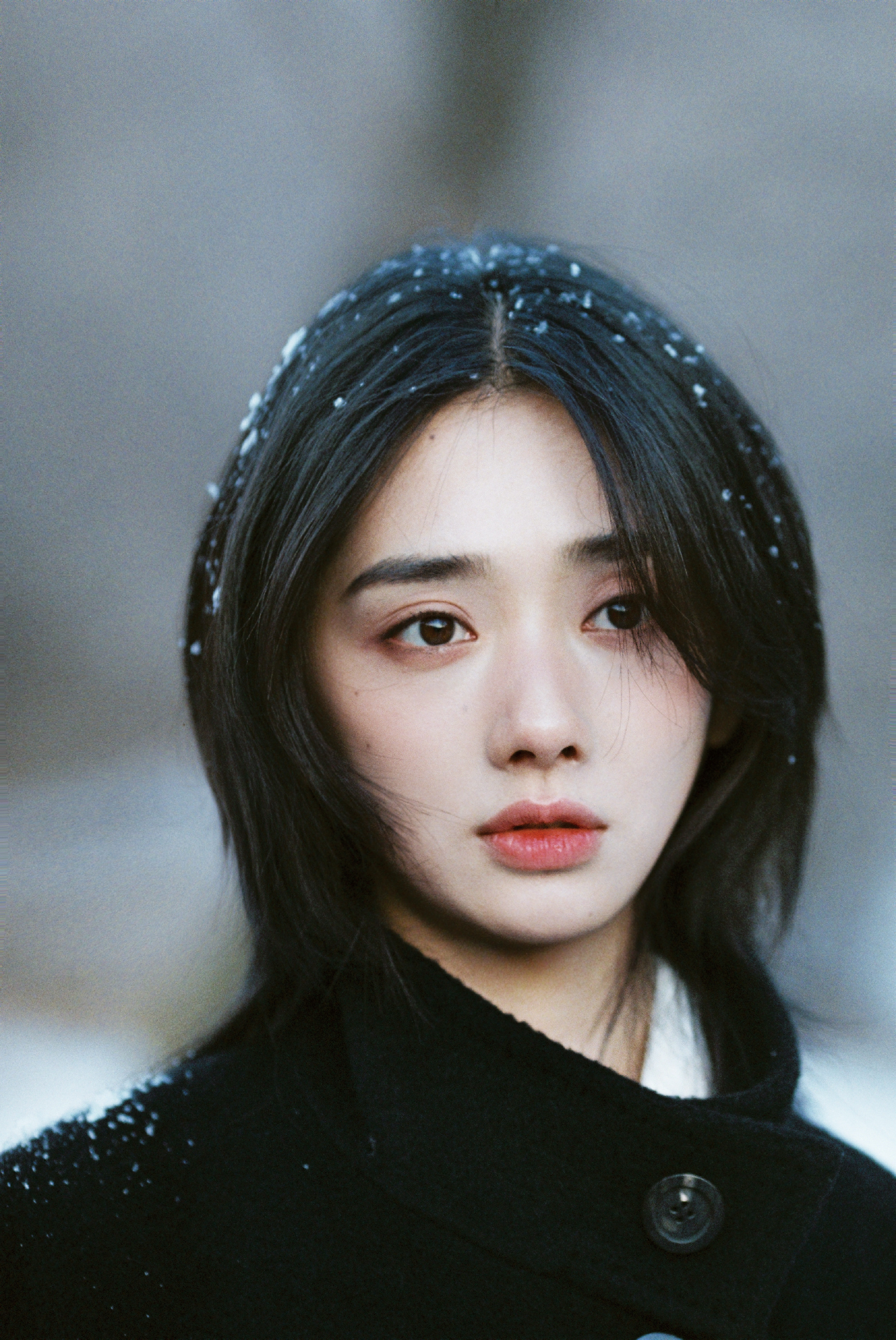 以为王影璐拍照拍哭了 天啊！王影璐真的好纯净的一张脸～雪地拍照，一瞬间差点以为拍