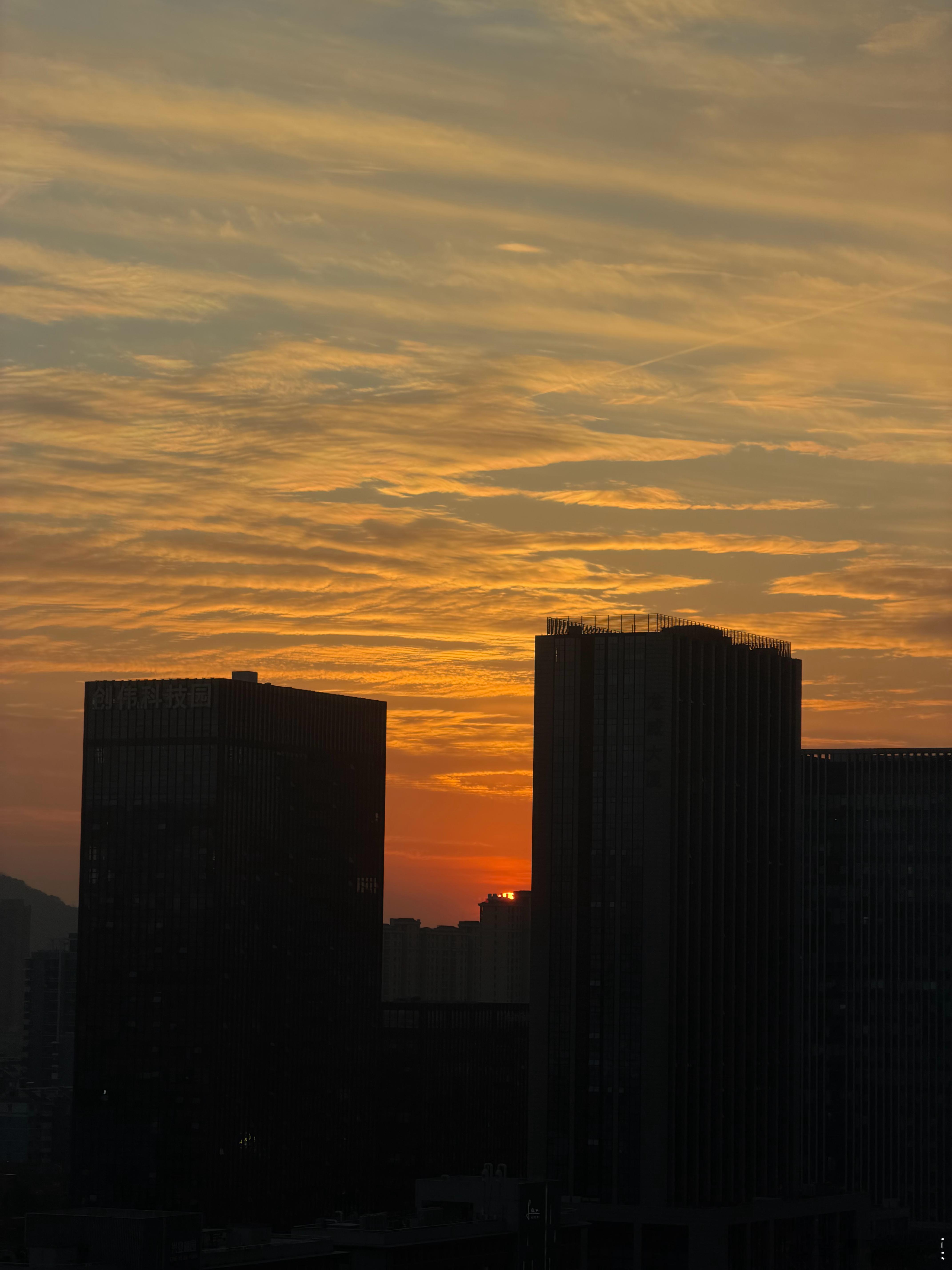 可以去参加铁人三项了一天拍两个视频广告➕拍直播穿搭合集创造本人工作极限怪不得感冒