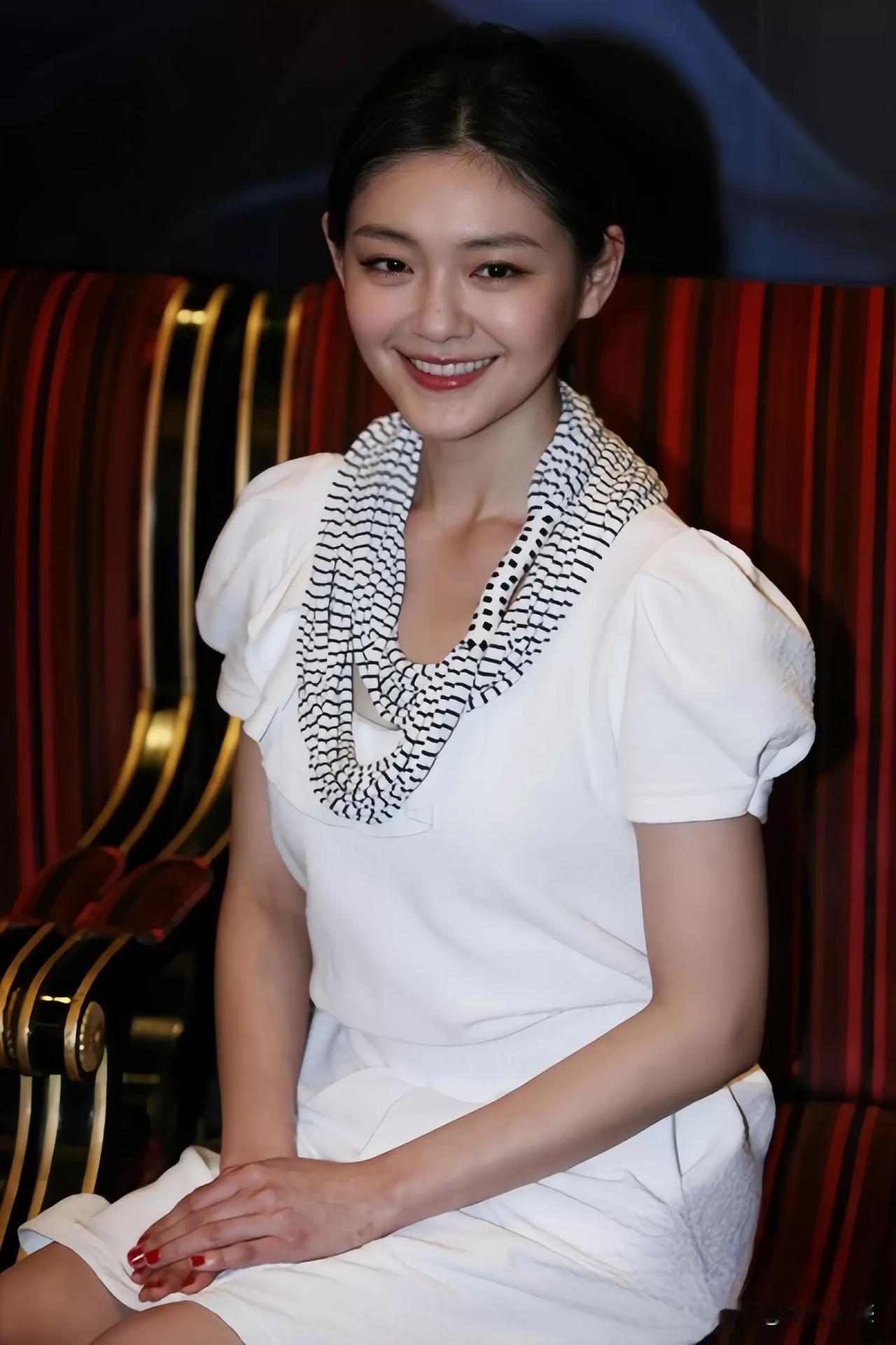 大曲线如果不恋爱脑，凭借观众对“杉菜”一角的好感，可保她这此生荣华。

但纵观她