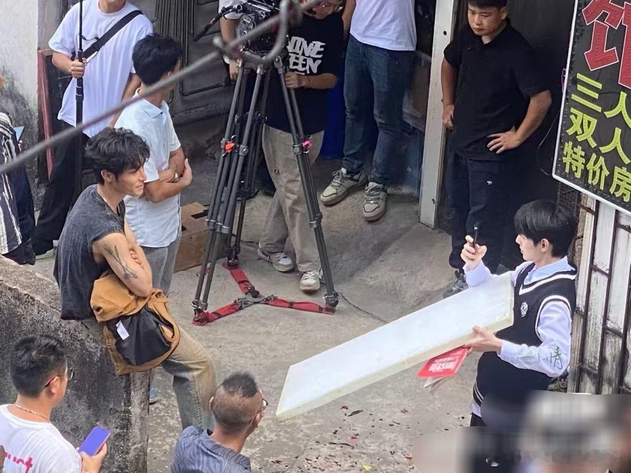 闺蜜们没招了，，初三的六一儿童节也被翻拍了[柯基]男主其一是青春有你出道的何昶希