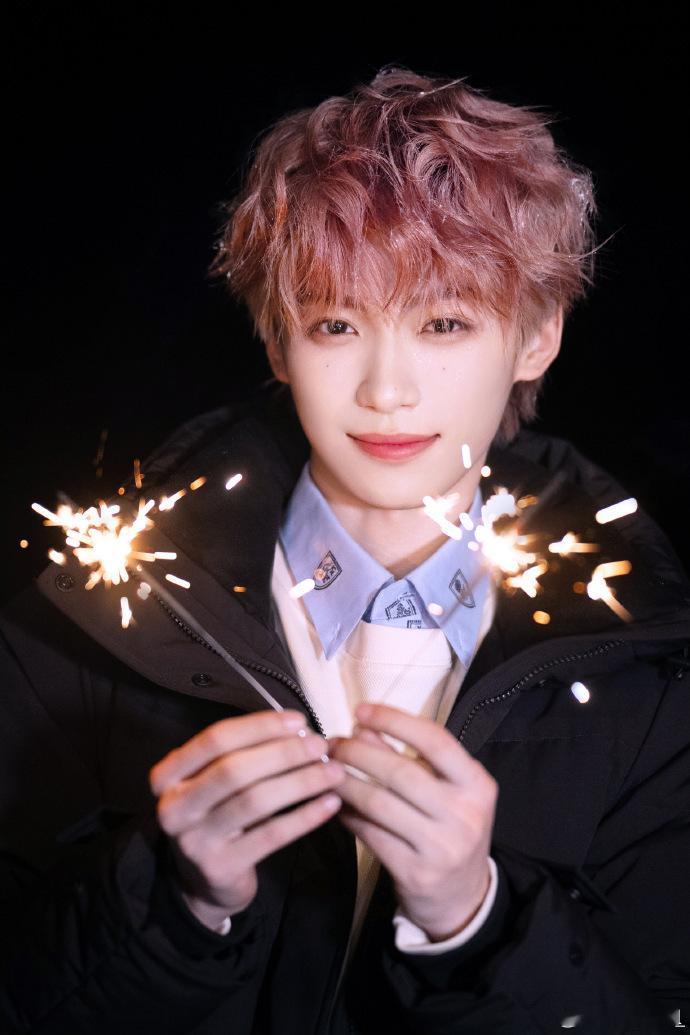 梓渝换了新发色 是茉莉奶白发色，白月光发色回归了！不管什么发色，只要是帅哥都好看