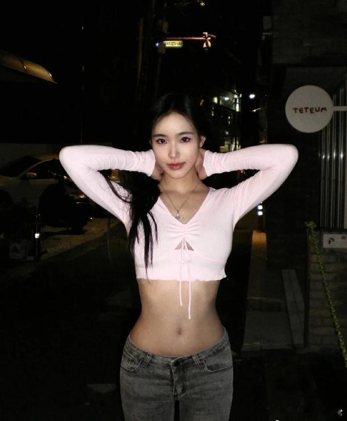 发现没有？小S二女儿拍照，总是一副想要魅惑众生的样子，跟她妈妈简直是一个样！ 