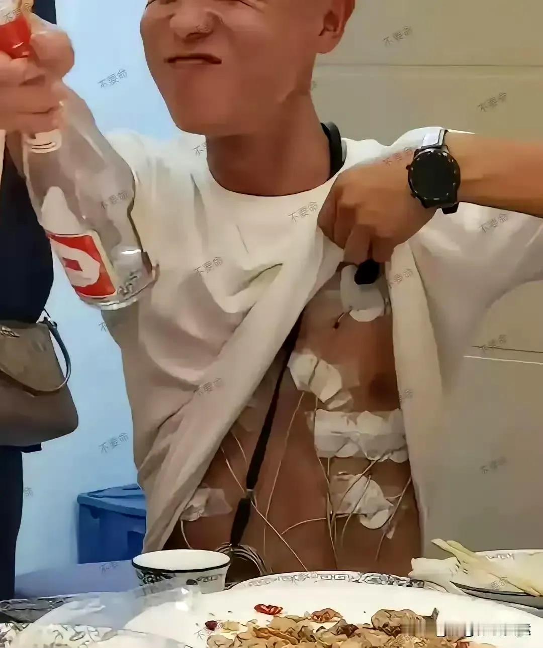 桌上看到这种人，要立即离席，这才是最明智的决定。 ​​​