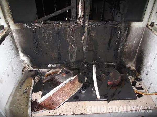 完整榜单
女子睡前烧水忘关火 锅具通宵干烧

这样的新闻一出现，立刻引爆了网友的