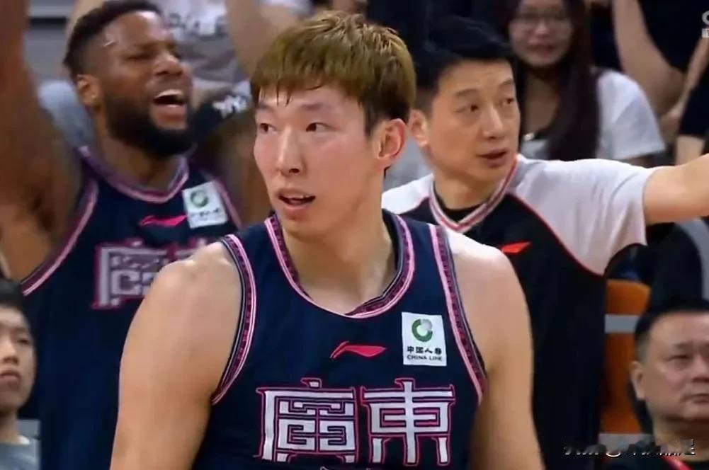 广东队今晚在主场以131：78狂胜广厦，赢得卡位战，同时拿到本赛季第一个10连胜