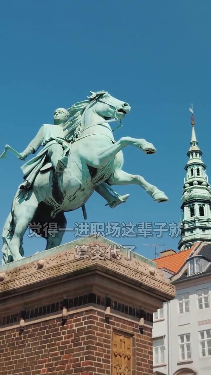苦日子变金矿。
很多大学生把上班想成洪水猛兽，觉得一进职场这辈子就算交代了。我告